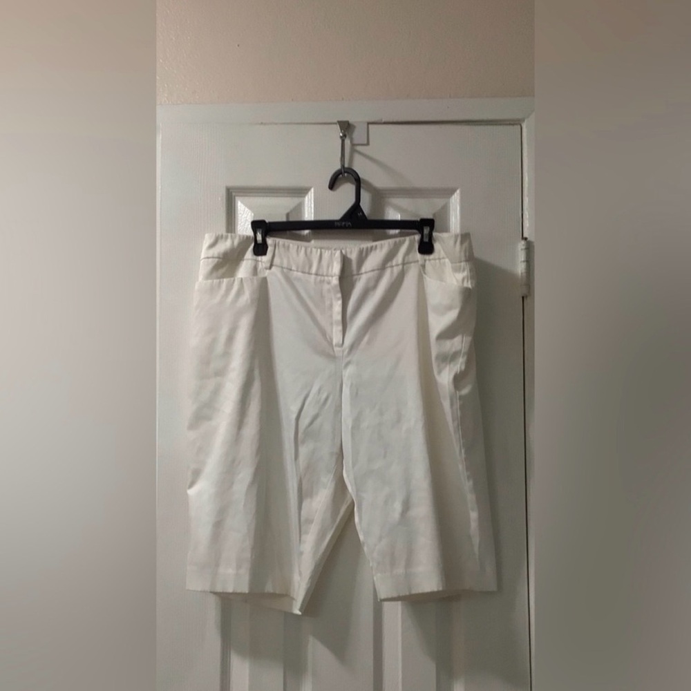 7th Avenue New York & Company Women’s Size 16 White Dress Shorts